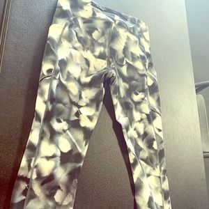 Lululemon crops size 8